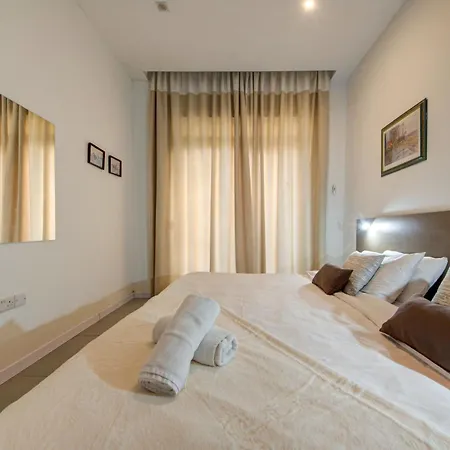 St Julian's 2br Terrace With Private Jacuzzi * Saint Julian's