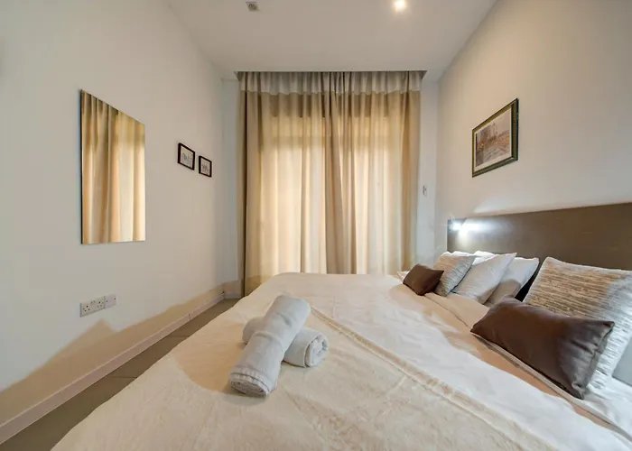 St Julian's 2br Terrace With Private Jacuzzi * Сент Джулианс