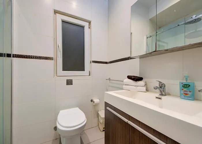 St Julian's 2br Terrace With Private Jacuzzi Сент Джулианс