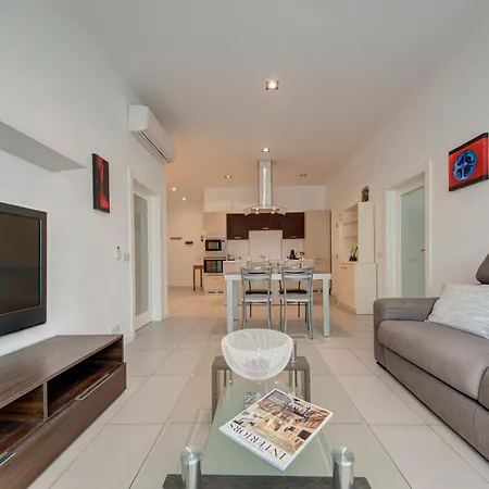 St Julian's 2br Terrace With Private Jacuzzi * Сент Джулианс