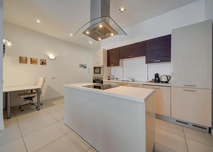 St Julian's 2br Terrace With Private Jacuzzi شقة