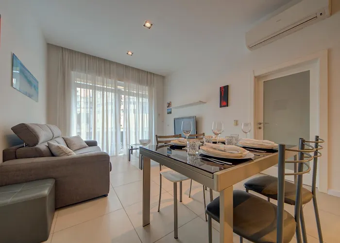 St Julian's 2br Terrace With Private Jacuzzi * Saint Julian's